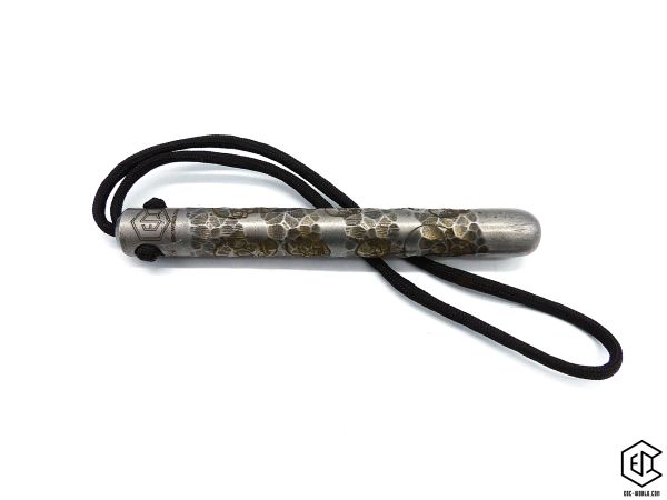 Handgeschmiedeter Kubotan HC-22-2 Unikat (Custom Made) von vorne auf weißem Hintergrund. Seriennummer SN sichtbar, Totenkopf-Gravur, schwarzer Paracord-Fangriemen, 3 Bohrungen. GPSR: Chargennummer/Hersteller SN für Rückverfolgbarkeit. Nur als Grifffestige